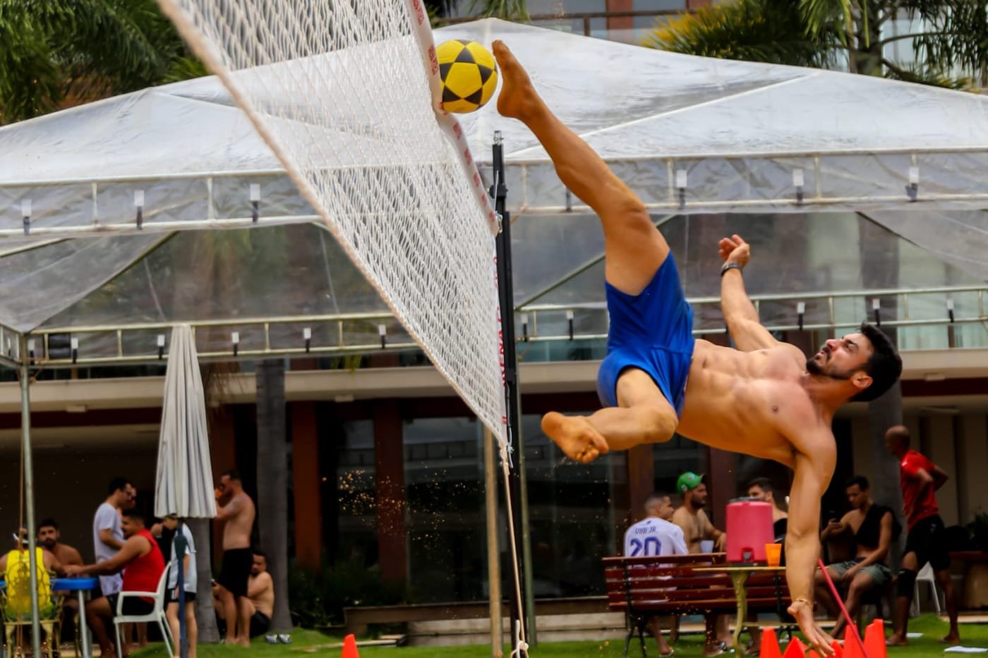 Lucas jogando futevôlei